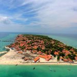 Pemandangan Pulau Mandangin, Kabupaten Sampang dari atas udara. (Sumber Foto: @maduraholic)
