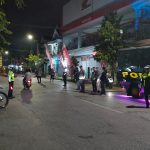 Petugas saat patroli malam di bulan suci Ramadan.