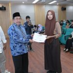 Ratih Ayu Sabariah, peserta pelatihan jurnalistik saat menerima sertifikat secara simbolis dari Wabup Sumenep, KH Imam Hasyim didamping ketua PWRI Sumenep.
