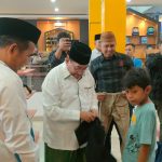 Komunitas Jurnalis Sumenep (KJS) dan Wakil Bupati Sumenep Kiai Imam Hasyim mengajak puluhan anak yatim berbelanja pakaian lebaran bersama di toko DNR Collection, Jumat, 21 Maret 2025.