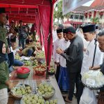 Potret Bupati Sumenep, Achmad Fauzi Wongsojudo di Festival Srikaya di depan kantor Pemkab setempat.