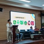 Ketua Persatuan Wartawan Republik Indonesia (PWRI) Kabupaten Sumenep, Rusydiyono (kemeja putih) dalam acara penutupan Pelatihan Jurnalistik di UNIBA Madura.
