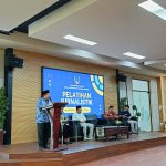 Wabup Sumenep, KH Imam Hasyim saat memberikan sambutan penutupan pelatihan jurnalistik di UNIBA Madura.