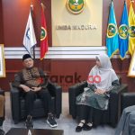 FOTO: Dekan Fakultas Bahasa Asing (FBA) UNIBA Madura Lailiy Kurnia Ilahi (kanan), bersama Wakil Rektor I UNIBA Madura, Budyi Suswa, memberikan keterangan pers jelang pemberangkatan mahasiswanya untuk magang ke luar negeri.