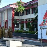 FOTO: Wakil Bupati (Wabup) Sumenep, KH. Imam Hasyim saat pimpin Apel di Halaman Pemkab Sumenep. (Foto: Istimewa)