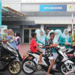 Anggota Srikandi dan PIKK PLN UP3 Madura membagikan takjil gratis kepada pengendara di depan Kantor PLN UP3 Madura, Pamekasan, Jumat (14/3/2025).