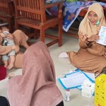 FOTO: Petugas Puskesmas Kangayan saat memberikan edukasi kepada warga tentang gejala penyakit difteri dan cara mencegahnya.