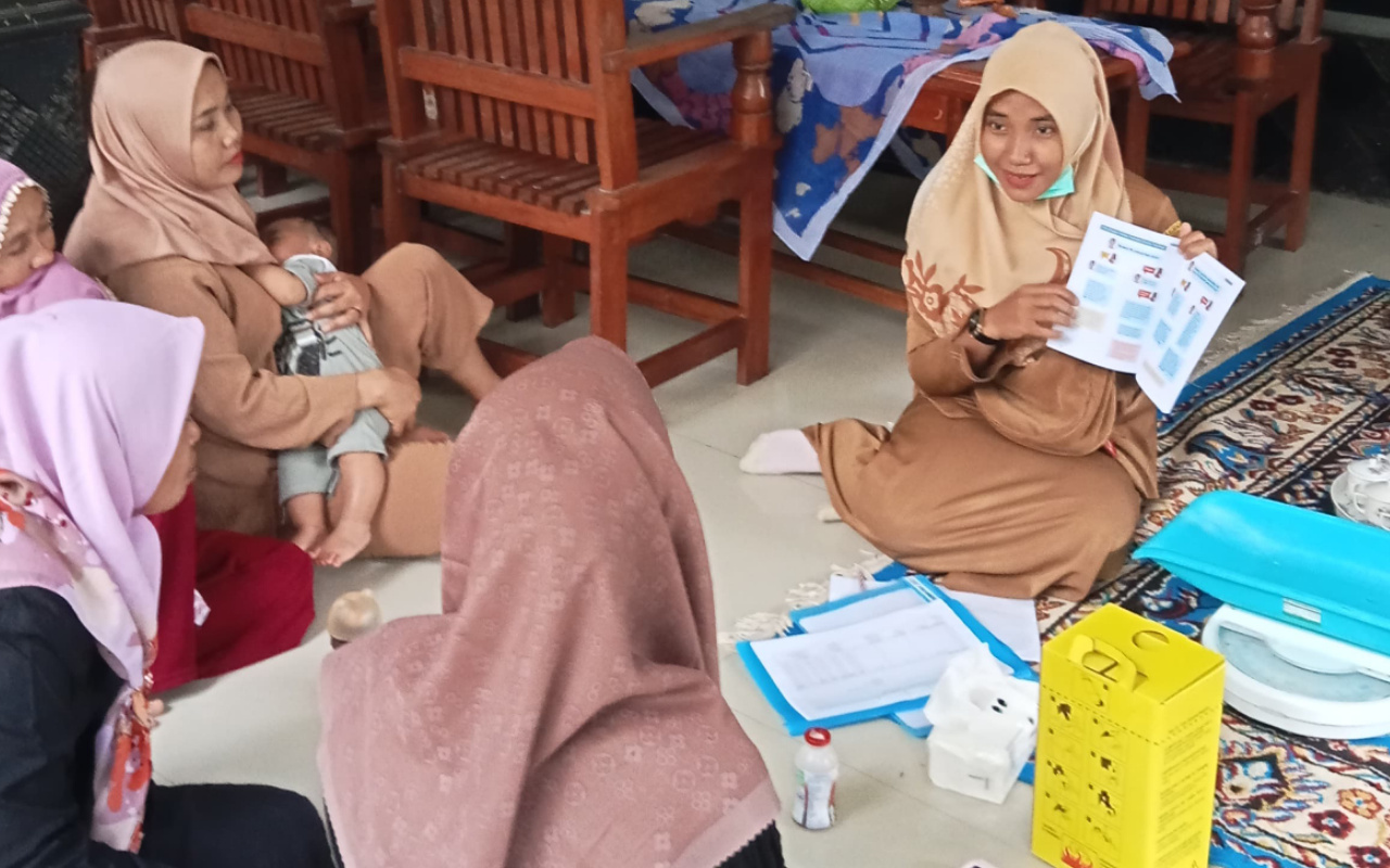 FOTO: Petugas Puskesmas Kangayan saat memberikan edukasi kepada warga tentang gejala penyakit difteri dan cara mencegahnya.