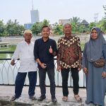 Tiga warga Tapakerbau Desa Gersik Putih, Gapura, Sumenep, saat memenuhi panggilan Direktorat Reserse Kriminal Umum Polda Jatim untuk memberikan keterangan terkait laut yang ber-SHM, didampingi penasihat hukum Gerakan Masyarakat Tolak Reklamasi (Gema Aksi), Marlaf Sucipto.