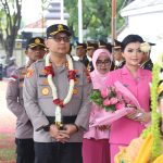 Penyambutan Kapolres Sumenep Baru AKBP Rivanda, diwarnai dengan Tradisi Pedang Pora hingga tari Muang sangkal. (Ist/Humas Polres Sumenep).