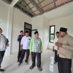 KH Imam Hasyim saat tinjau progres pembangunan Puskesmas di Banbaru, Giliraja, Kec. Giligenting, Sumenep.
