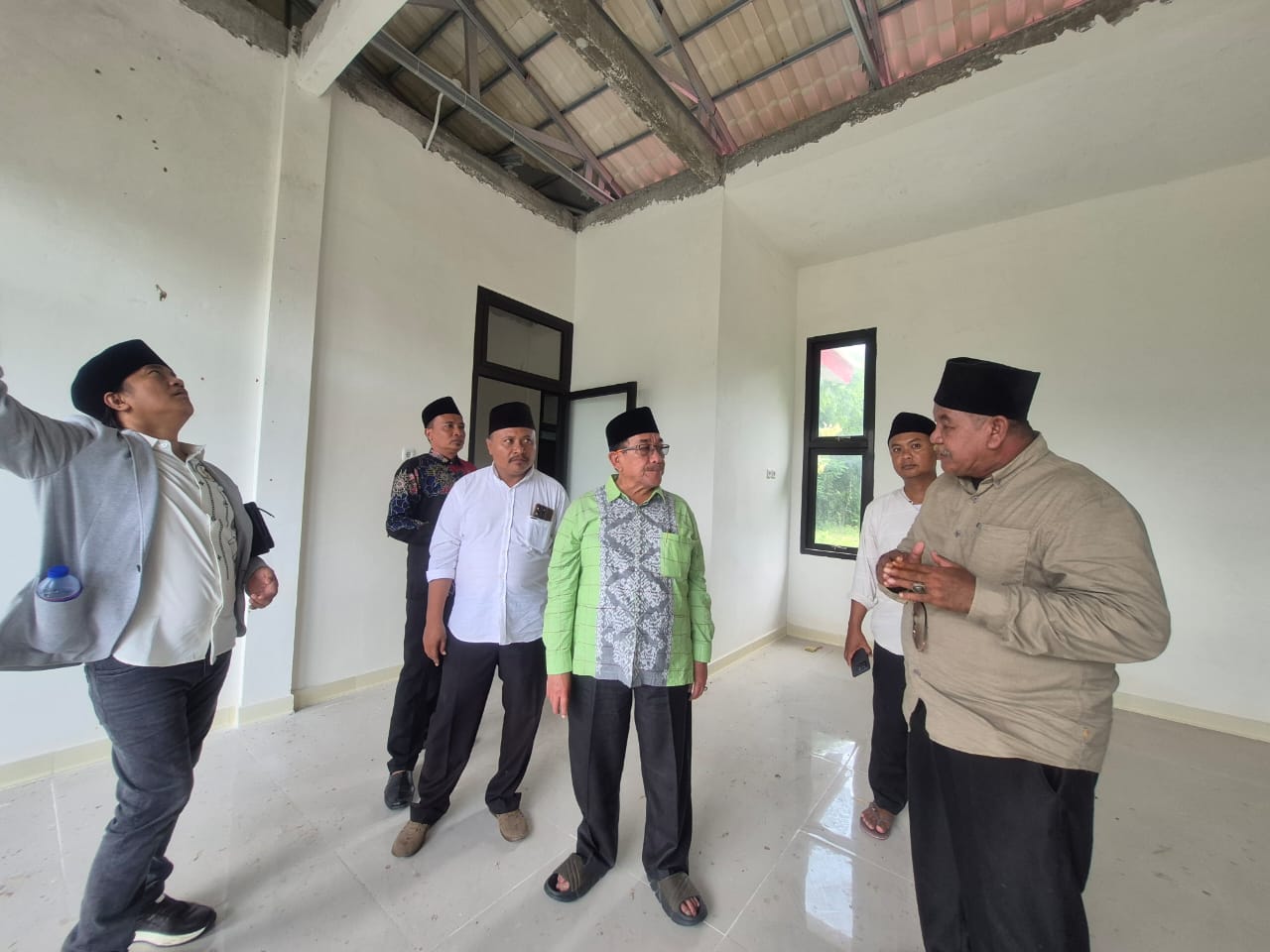 KH Imam Hasyim saat tinjau progres pembangunan Puskesmas di Banbaru, Giliraja, Kec. Giligenting, Sumenep.