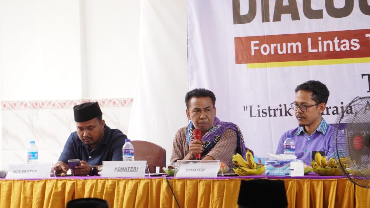 Kepala Dinas PMD Kabupaten Sumenep Anwar Syahroni Yusuf saat menjadi pembicara dalam dialog publik yang digelar Forum Lintas Tokoh Giliraja. Minggu (20 April 2025).