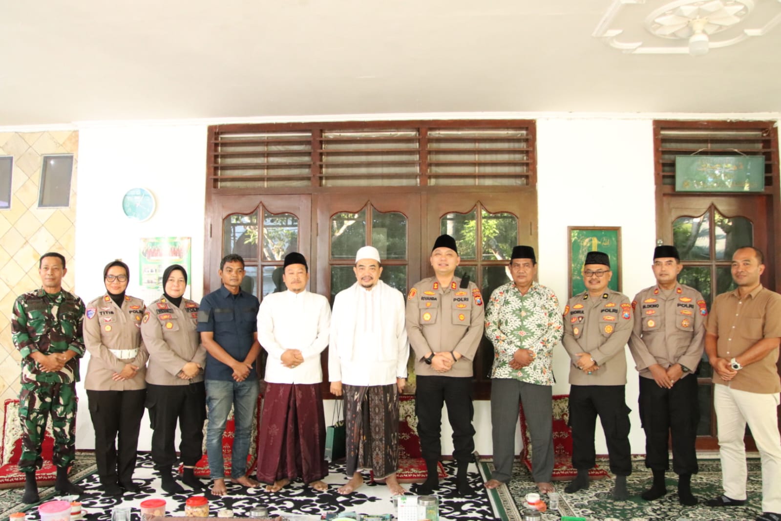 Kapolres Sumenep AKBP Rivanda bersama jajaran sowan ke Ponpes Al Amien, Prenduan, Sumenep. (Istimewa)