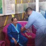 Wakil Bupati Sumenep, KH. Imam Hasyim, saat menjajal fasilitas HBOT atau terapi oksigen hiperbarik, di Rumah Sakit Umum Daerah (RSUD) dr. H. Moh. Anwar. Jumat (2/5/2025).
