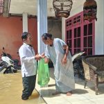 Majelis Ulama Indonesia (MUI) Jawa Timur dan Badan Amil Zakat Nasional (Baznas) Sumenep saat menyalurkan bantuan makanan siap saji.