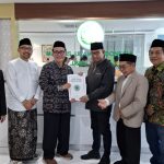 Achmad Fauzi Wongsojudo saat menerima SK Pengurus MUI Jatim.