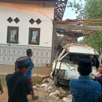 Mobil milik warga Ambunten, Sumenep hancur usai insiden ledakan keras di garasi rumah. (Istimewa/Humas Polres Sumenep).