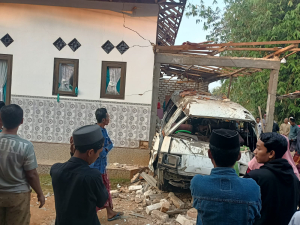 Mobil milik warga Ambunten, Sumenep hancur usai insiden ledakan keras di garasi rumah. (Istimewa/Humas Polres Sumenep).