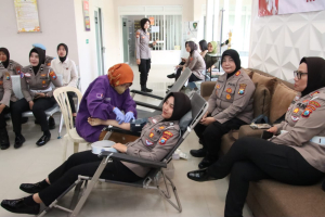 Donor Darah Sambut Hari Jadi ke-77 Polwan Polres Sumenep. (Istimewa/Humas Polres Sumenep).