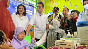 Menteri Kesehatan RI Budi Gunadi Sadikin bersama bupati Achmad Fauzi Wongsojudo tinjau langsung vaksin campak di Sumenep.