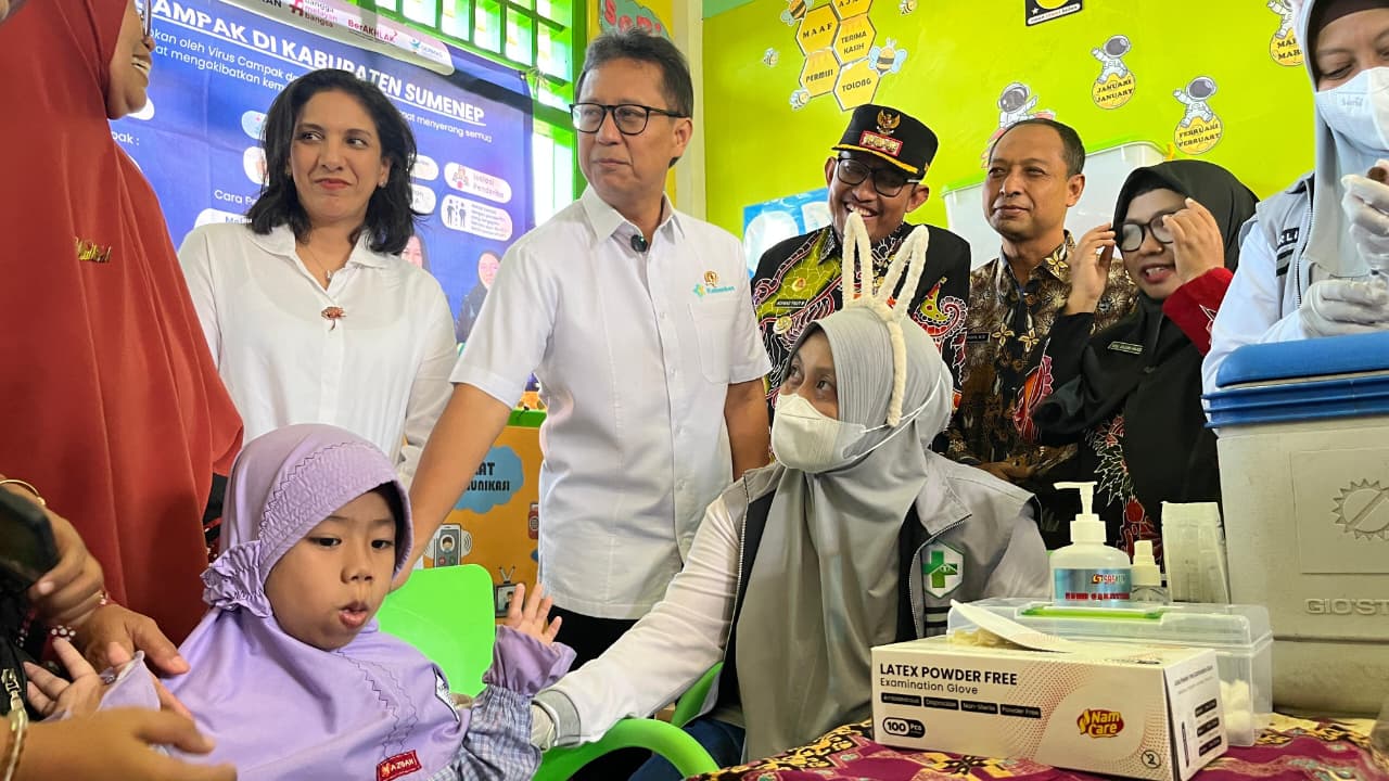 Menteri Kesehatan RI Budi Gunadi Sadikin bersama bupati Achmad Fauzi Wongsojudo tinjau langsung vaksin campak di Sumenep.
