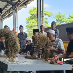 H. Mukmin (tengah songkok putih) bersama tim Perusahaan Rokok (PR) Bahagia saat melakukan sortir kualitas tembakau musim panen 2025. (Dok. JARAK.co)