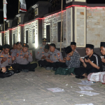 Doa bersama Polres Sumenep bersama Solidaritas Masyarakat Sumenep untuk almarhum Affan Kurniawan, driver ojek online asal Jakarta yang wafat beberapa waktu lalu. (Istimewa/Humas Polres Sumenep)