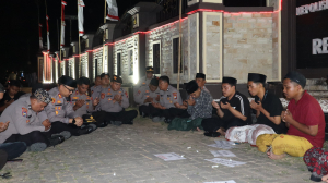 Doa bersama Polres Sumenep bersama Solidaritas Masyarakat Sumenep untuk almarhum Affan Kurniawan, driver ojek online asal Jakarta yang wafat beberapa waktu lalu. (Istimewa/Humas Polres Sumenep)