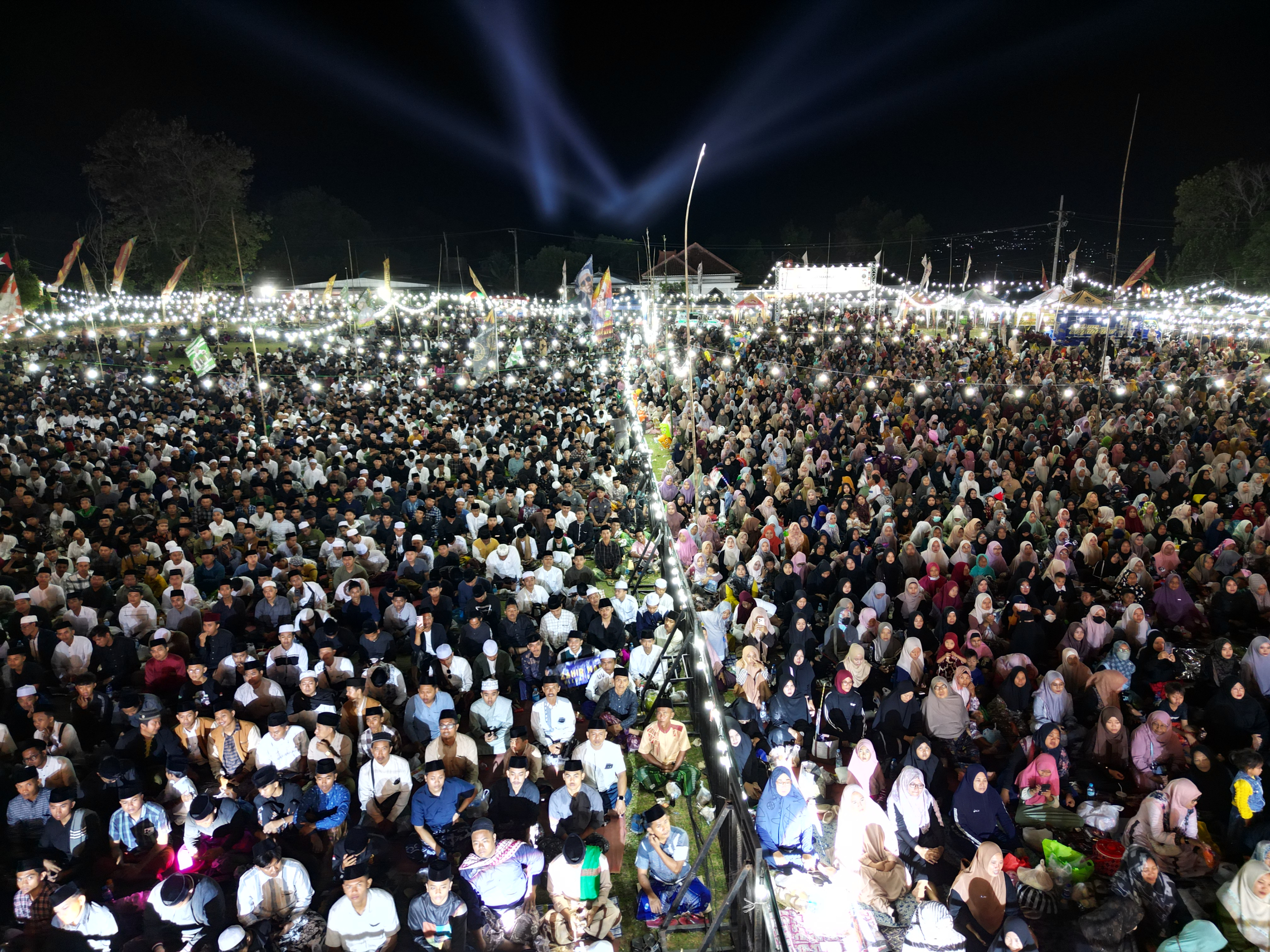 Sholawat Akbar PT Arinna Makmur Sentosa bersama Majelis Az-Zahir Pekalongan di Lapangan Duwak Labuh, Dusun Daleman, Kecamatan Ganding.