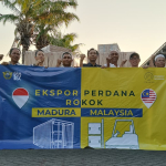 Owner PT Empat Sekawan Mulia (ESM) H. Suhaydi, saat mendampingi tim Bea Cukai Madura usai proses pengecekan ekspor brand King Djava click blueberry, ke Malaysia. (Agira Jie/JARAK.co)