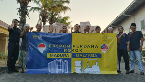 Owner PT Empat Sekawan Mulia (ESM) H. Suhaydi, saat mendampingi tim Bea Cukai Madura usai proses pengecekan ekspor brand King Djava click blueberry, ke Malaysia. (Agira Jie/JARAK.co)
