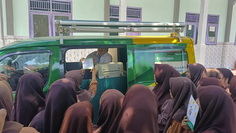 ANTUSIAS; Puluhan siswa di Kecamatan Lenteng, buka tabungan SimPel di BPRS Bhakti Sumekar (Perseroda).