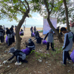 FOTO: Tim World Cleanup Day (WCD) Sumenep bersama berbagai pihak melakukan aksi bersih sampah di Pantai Desa Dapenda, Kecamatan Kota Sumenep, Sabtu (20/9/2025).