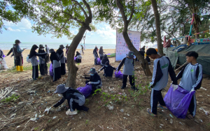 FOTO: Tim World Cleanup Day (WCD) Sumenep bersama berbagai pihak melakukan aksi bersih sampah di Pantai Desa Dapenda, Kecamatan Kota Sumenep, Sabtu (20/9/2025).