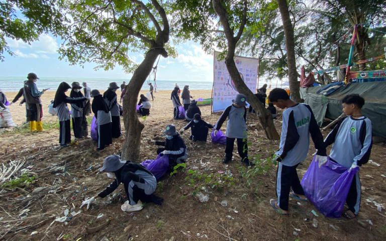 FOTO: Tim World Cleanup Day (WCD) Sumenep bersama berbagai pihak melakukan aksi bersih sampah di Pantai Desa Dapenda, Kecamatan Kota Sumenep, Sabtu (20/9/2025).
