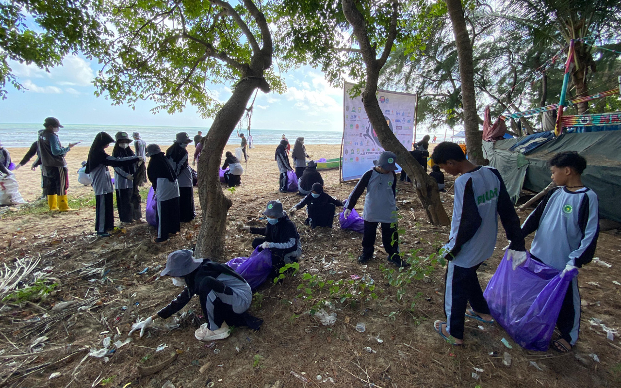 FOTO: Tim World Cleanup Day (WCD) Sumenep bersama berbagai pihak melakukan aksi bersih sampah di Pantai Desa Dapenda, Kecamatan Kota Sumenep, Sabtu (20/9/2025).