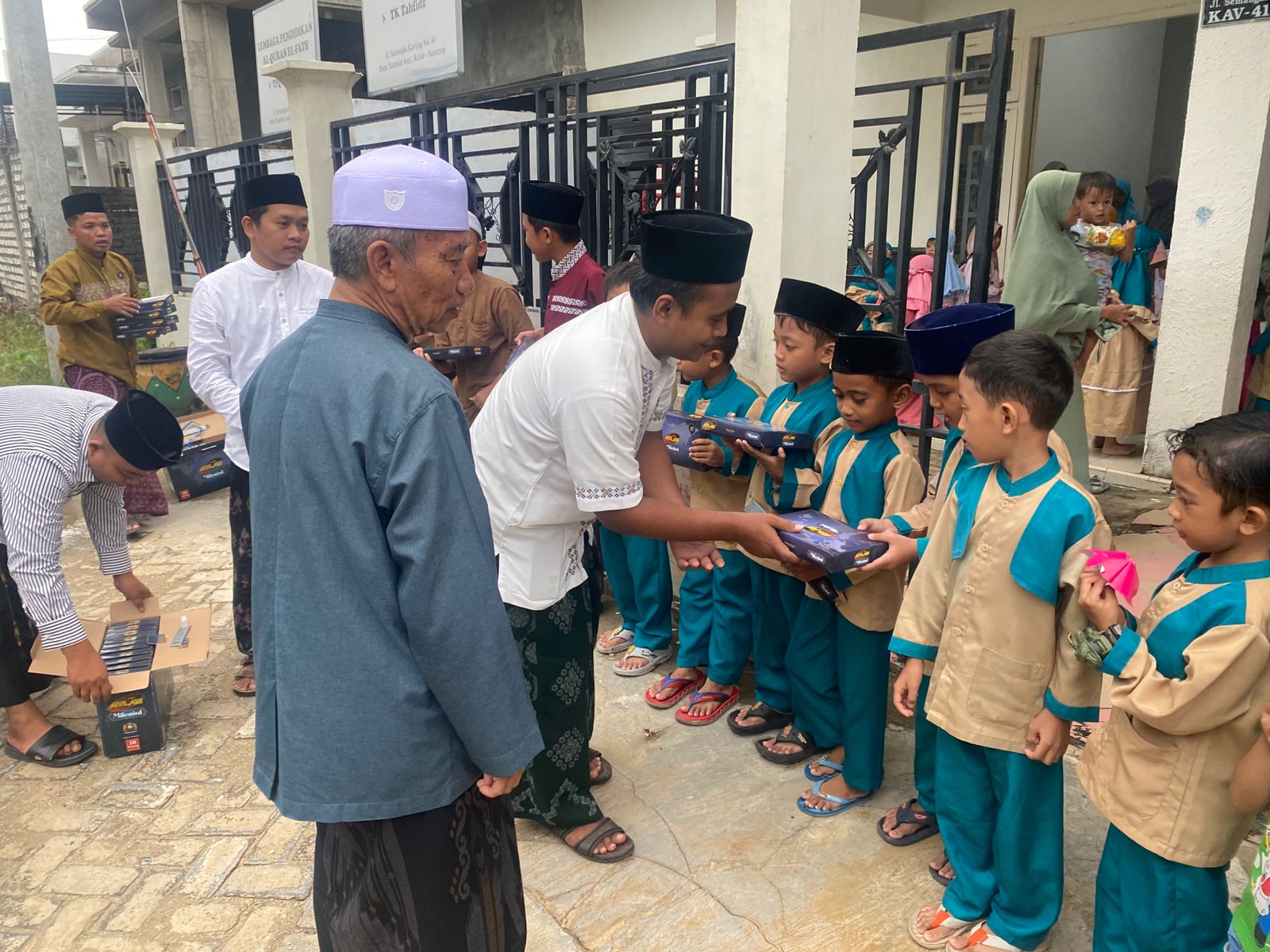 PWRI Sumenep Tebar Berkah Sarung untuk Santri Tahfidz di Momentum HSN 2025.