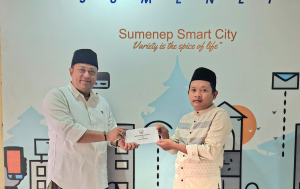 Ketua DPC PWRI Sumenep, Rusydiyono saat menyerahkan donasi untuk para korban gempa di Pulau Sapudi yang diterima langsung Kepala Diskominfo Sumenep, Indra Wahyudi.
