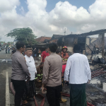 Situasi terkini deretan pertokoan hangus terbakar Api di Kecamatan Ganding. (Istimewa)