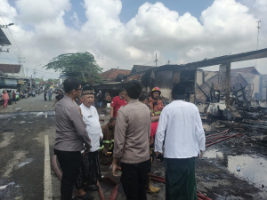 Situasi terkini deretan pertokoan hangus terbakar Api di Kecamatan Ganding. (Istimewa)