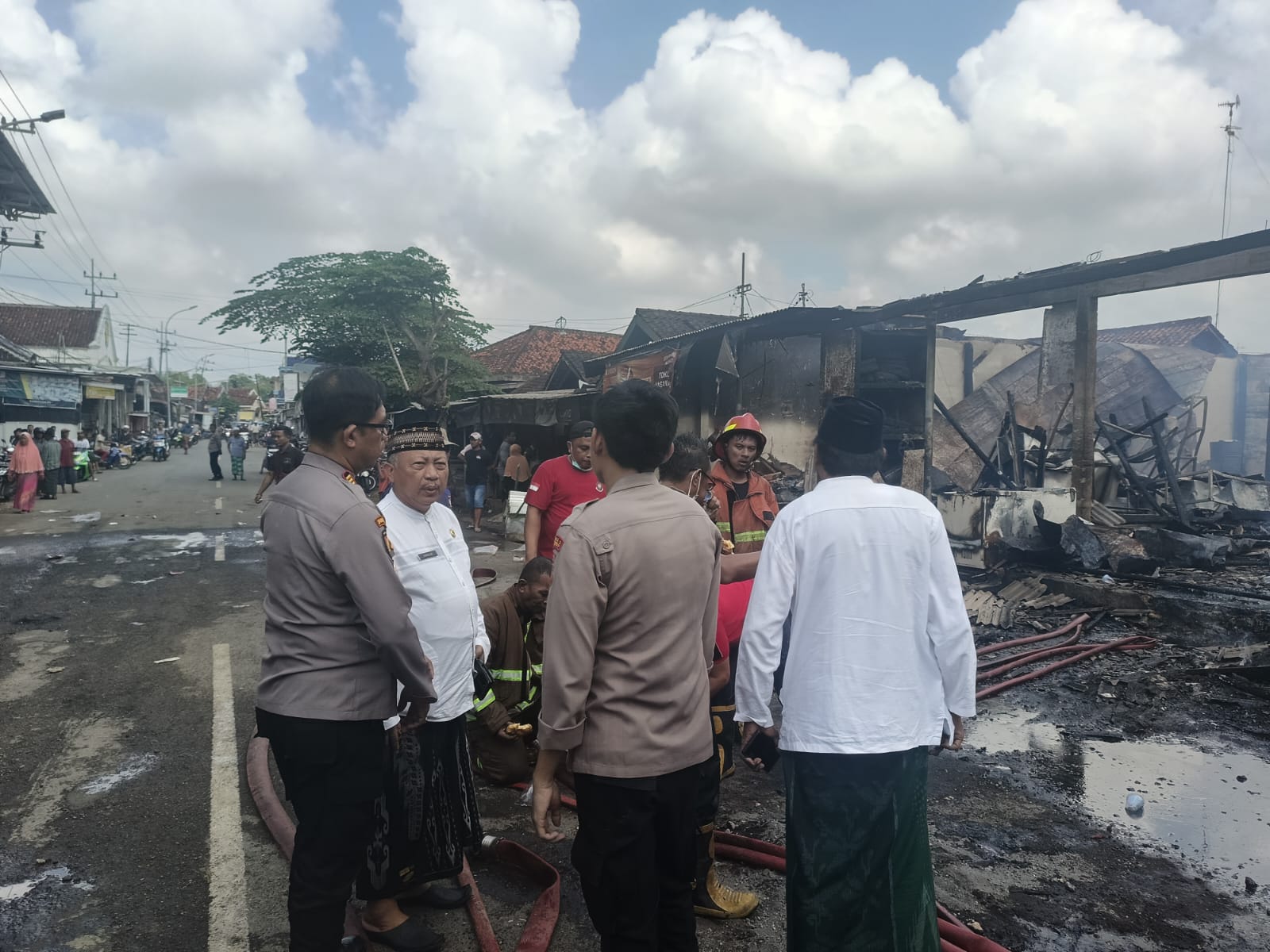 Situasi terkini deretan pertokoan hangus terbakar Api di Kecamatan Ganding. (Istimewa)