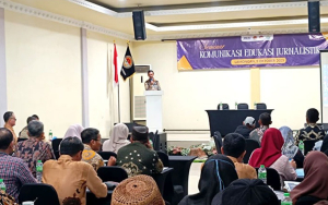 FOTO: Jaringan Media Siber Indonesia (JMSI) Jawa Timur bersama Forum Kader Bela Negara (FKBN) dan Komunitas Jurnalis Lamongan (KJL), saat menggelar seminar “Komunikasi dan Edukasi Jurnalistik”, Minggu (5/10/2025), di LA Restaurant LSC Lamongan.