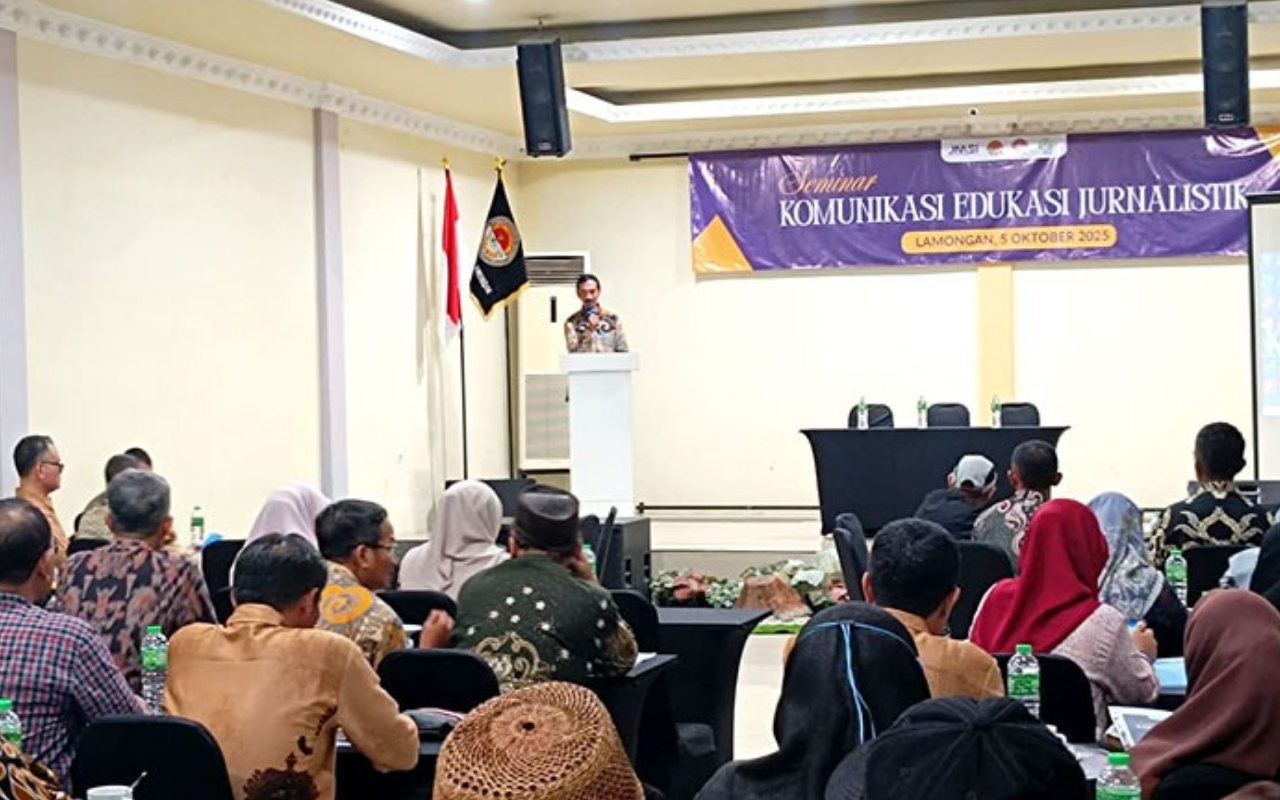 FOTO: Jaringan Media Siber Indonesia (JMSI) Jawa Timur bersama Forum Kader Bela Negara (FKBN) dan Komunitas Jurnalis Lamongan (KJL), saat menggelar seminar “Komunikasi dan Edukasi Jurnalistik”, Minggu (5/10/2025), di LA Restaurant LSC Lamongan.