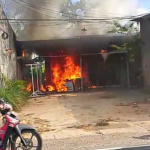 MENYALA: Kobaran api melalap kios laundry di area Pasar Jenggara, Jalan Raya Gapura, Desa Paberasan, Kecamatan Kota. (Istimewa)