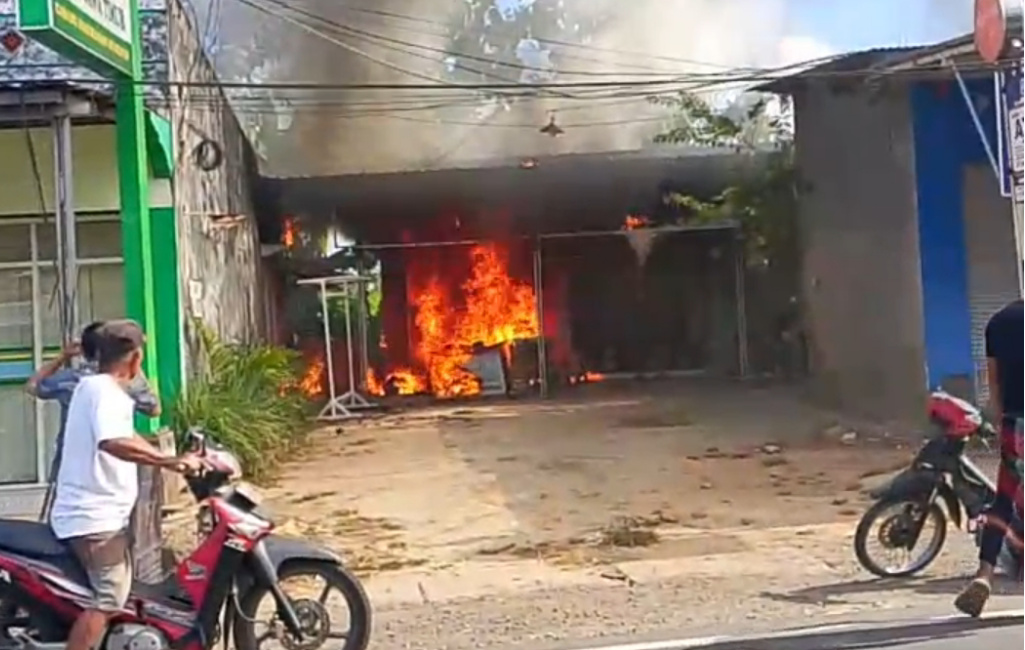 MENYALA: Kobaran api melalap kios laundry di area Pasar Jenggara, Jalan Raya Gapura, Desa Paberasan, Kecamatan Kota. (Istimewa)