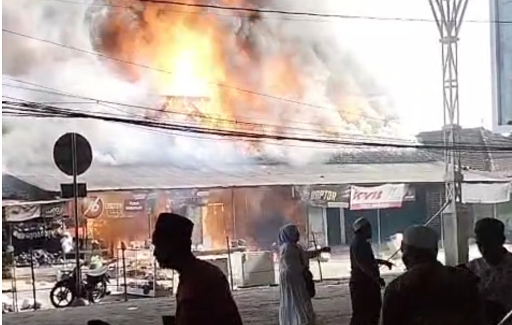 Situasi Kebakaran Sederet Toko di Utara Puskesmas Ganding. (Istimewa)
