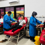 FOTO: Para alumni Himpunan Mahasiswa Islam (HMI) yang tergabung dalam Keluarga Alumni HMI (KAHMI) Timur Daya Sumenep, saat kegiatan donor darah di Kantor Palang Merah Indonesia (PMI) Kabupaten Sumenep. (Ist/JARAK.co)