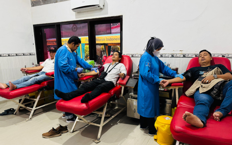 FOTO: Para alumni Himpunan Mahasiswa Islam (HMI) yang tergabung dalam Keluarga Alumni HMI (KAHMI) Timur Daya Sumenep, saat kegiatan donor darah di Kantor Palang Merah Indonesia (PMI) Kabupaten Sumenep. (Ist/JARAK.co)