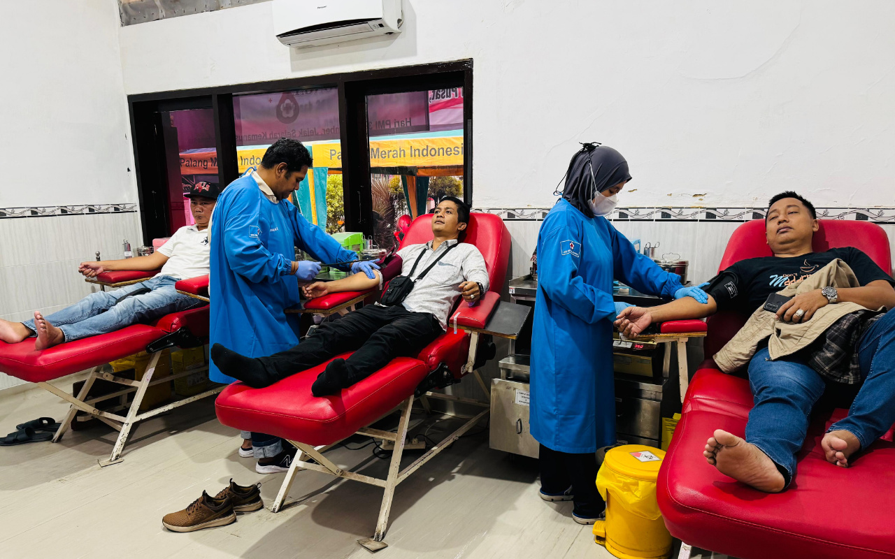 FOTO: Para alumni Himpunan Mahasiswa Islam (HMI) yang tergabung dalam Keluarga Alumni HMI (KAHMI) Timur Daya Sumenep, saat kegiatan donor darah di Kantor Palang Merah Indonesia (PMI) Kabupaten Sumenep. (Ist/JARAK.co)